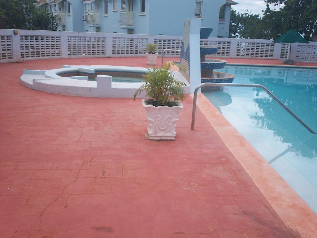 Point Village, Negril, Jamaica Экстерьер фото